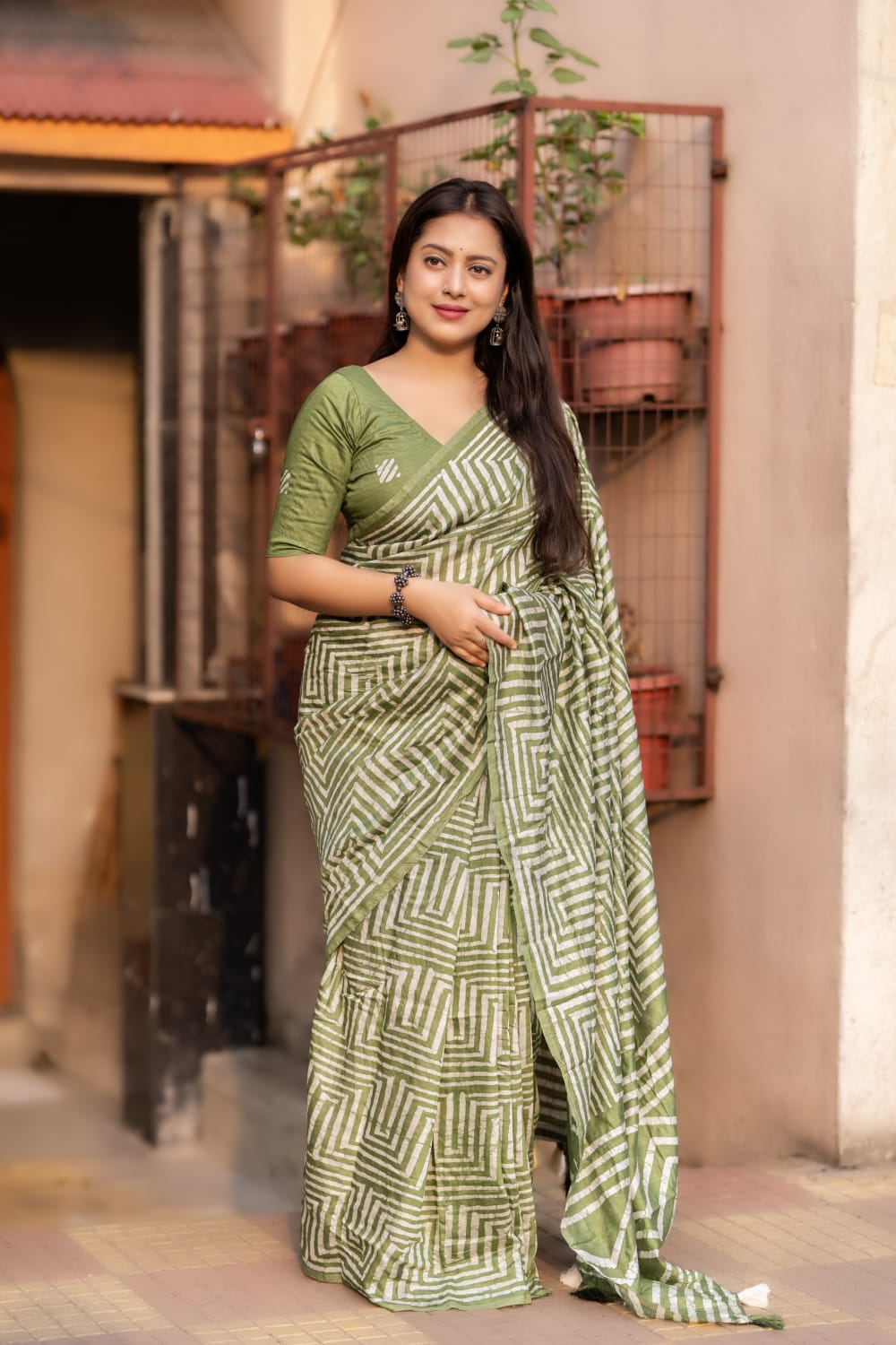 Monsoon Vibrant Ethnic Traditional Yet Modern Cotton batik printed saree