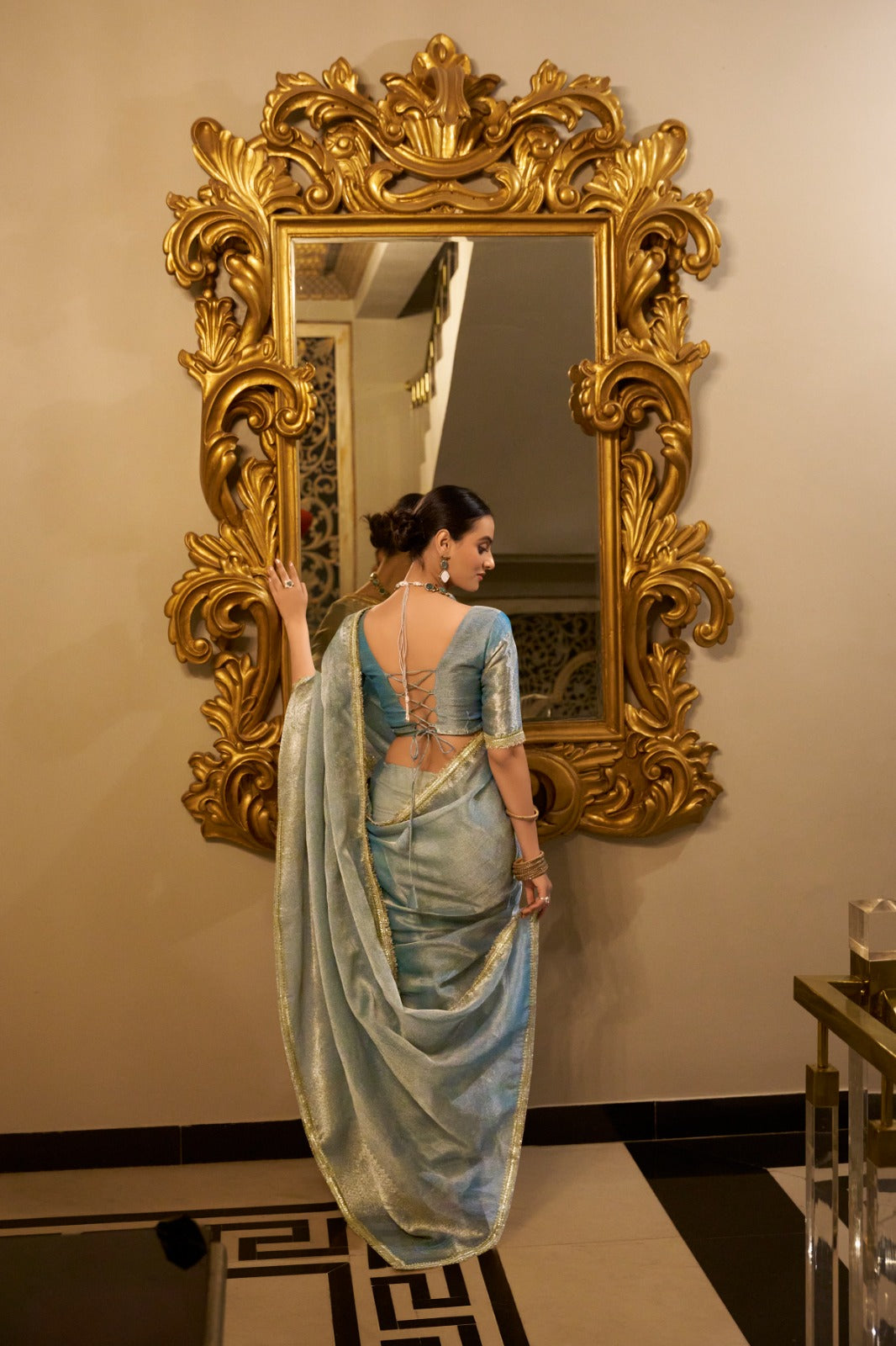 Smart Divas Shimmering in Zari & sequins Saree