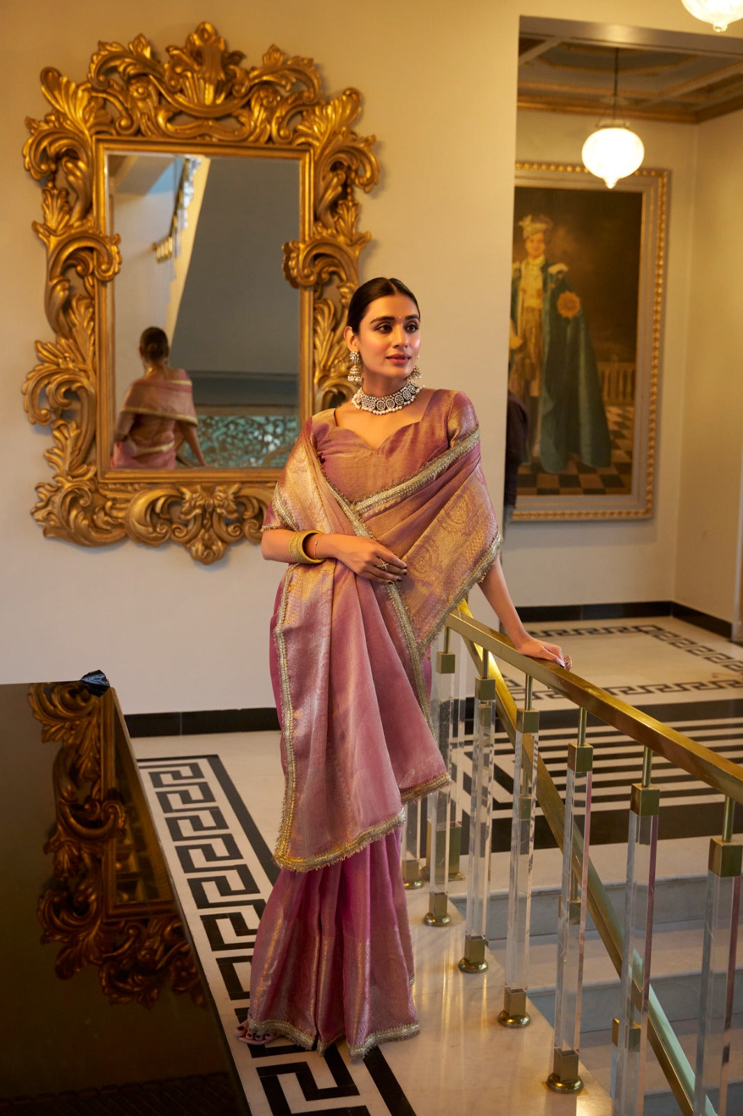 Smart Divas Shimmering in Zari & sequins Saree